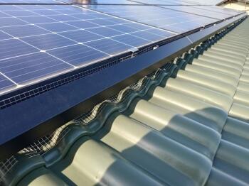 太陽光パネルの下側は太陽光パネル軒カバーを脱着しステンレス網を取り付けたことでスッキリした仕上がりになりました。