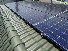 屋根の上側にも金具を取り付け後、侵入防止のステンレス網を取り付けていきます。