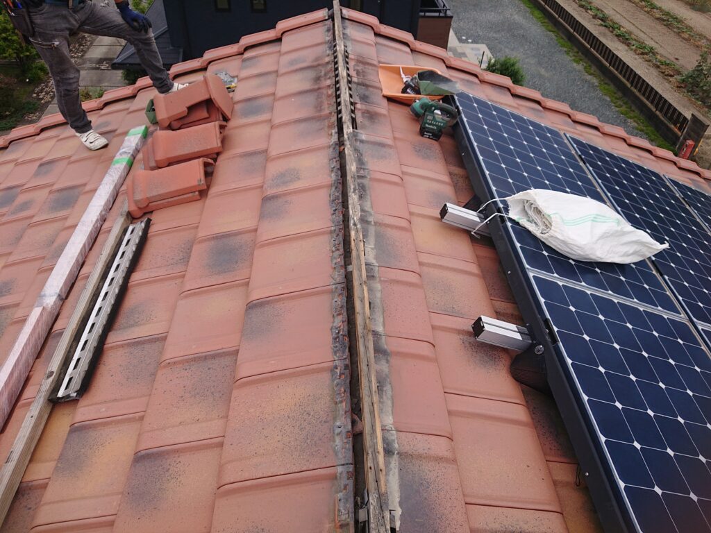 既存の棟漆喰を撤去しました。