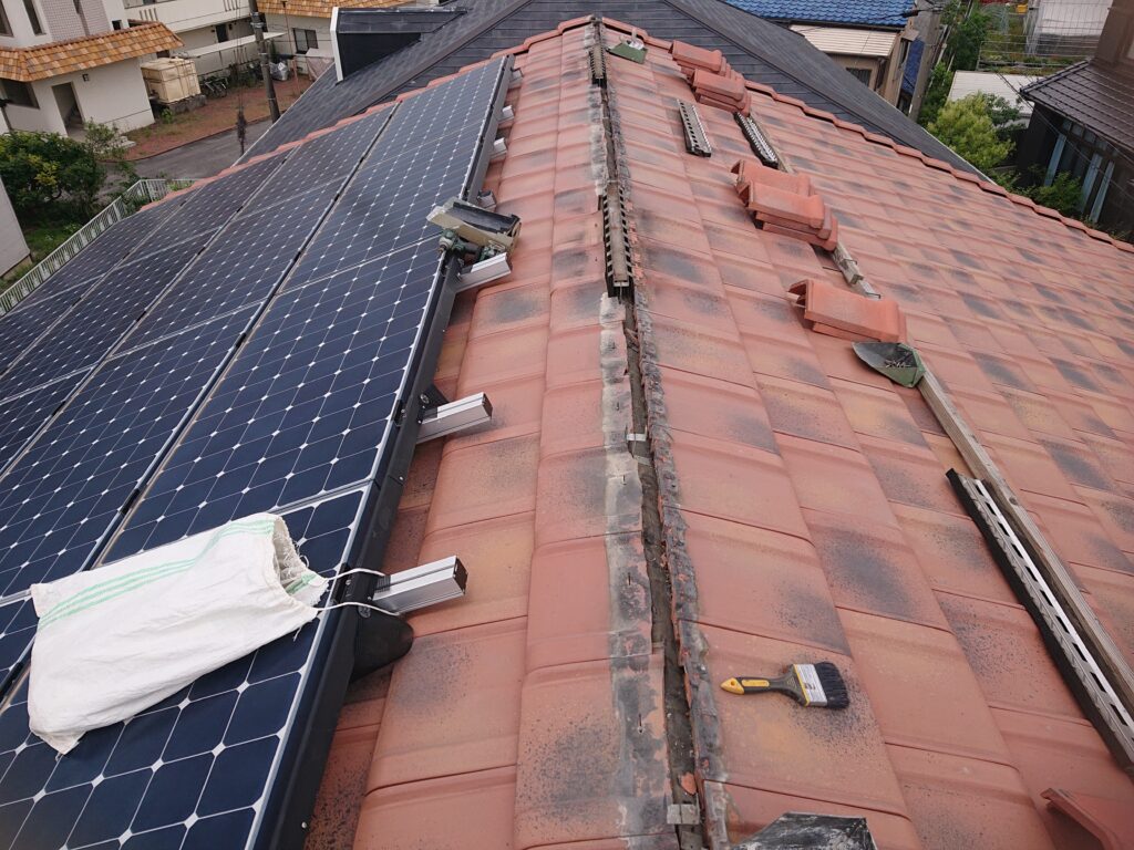 既存の棟下地木を撤去しました。