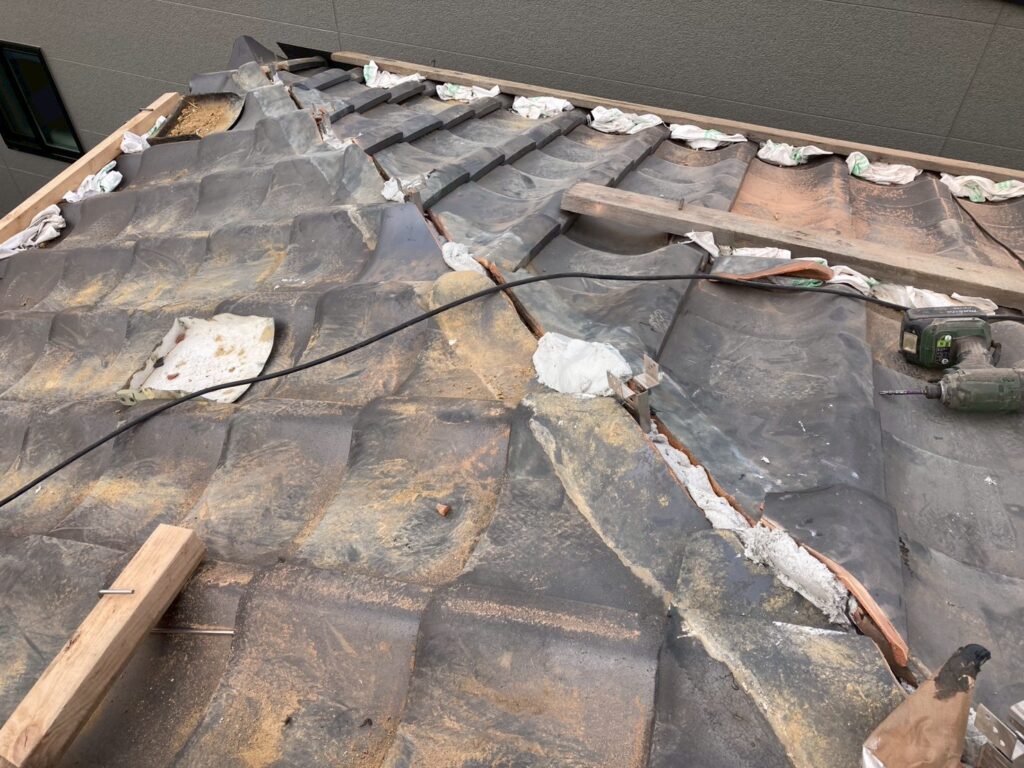 棟の下地を取付ける為のステンレス棟金具を取付ました。棟下のカット瓦が動かないように目土と言い、なんばん漆喰にて固定をしました。