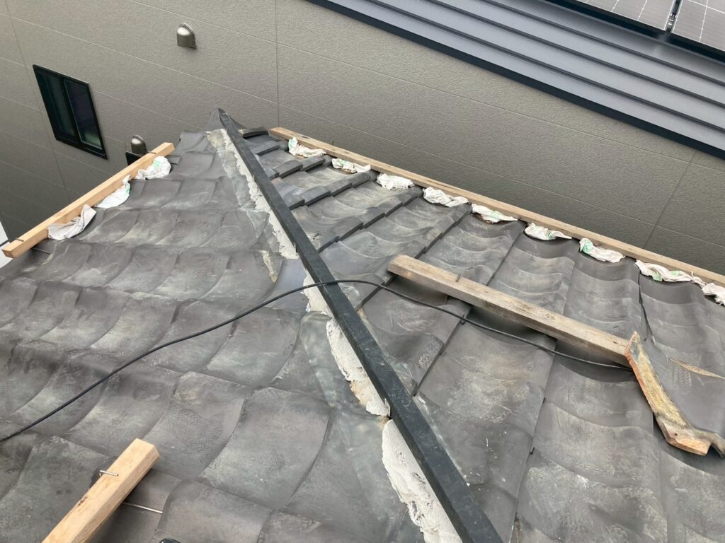 棟下地は樹脂製を使用し、腐り防止が目的です。
これらの下地は建物躯体に固定をしているので頑丈で地震の揺れにも耐えれます。