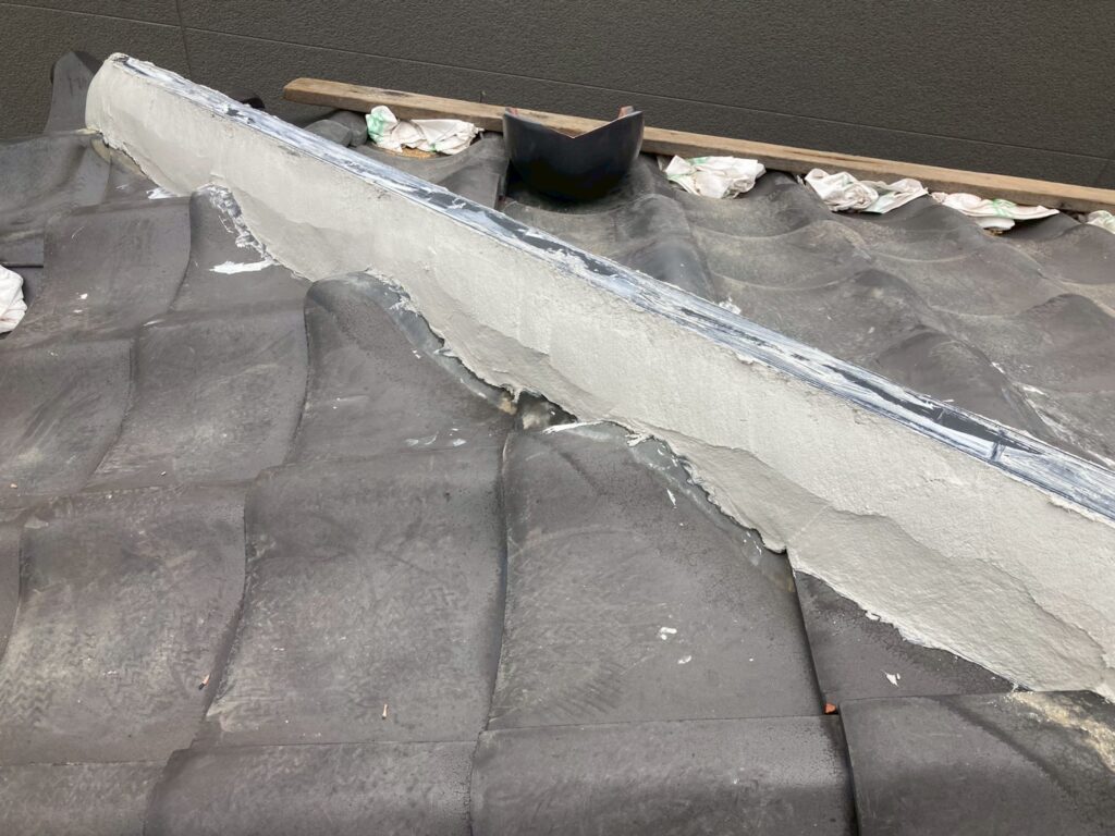 棟は土を使用せずに、耐久性・防水性が高いなんばん漆喰(モルロック)を使用しています。