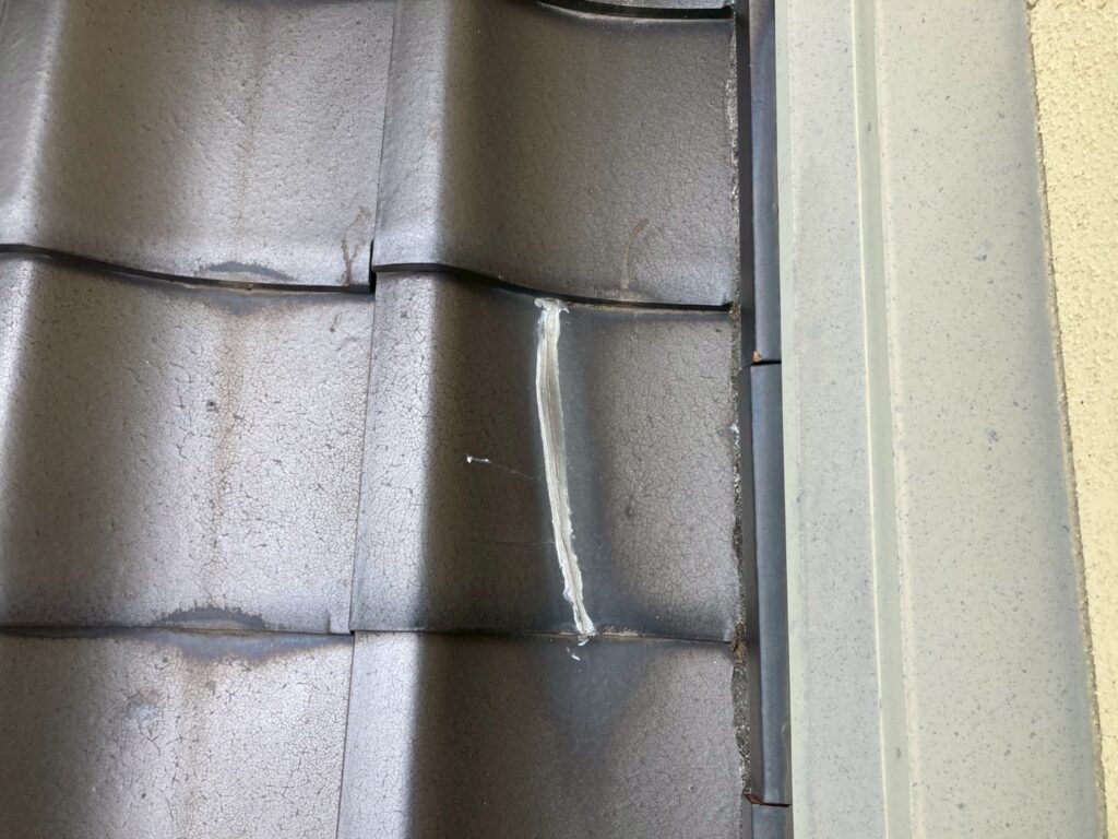 瓦が割れてコーキングにて補修がされていました。