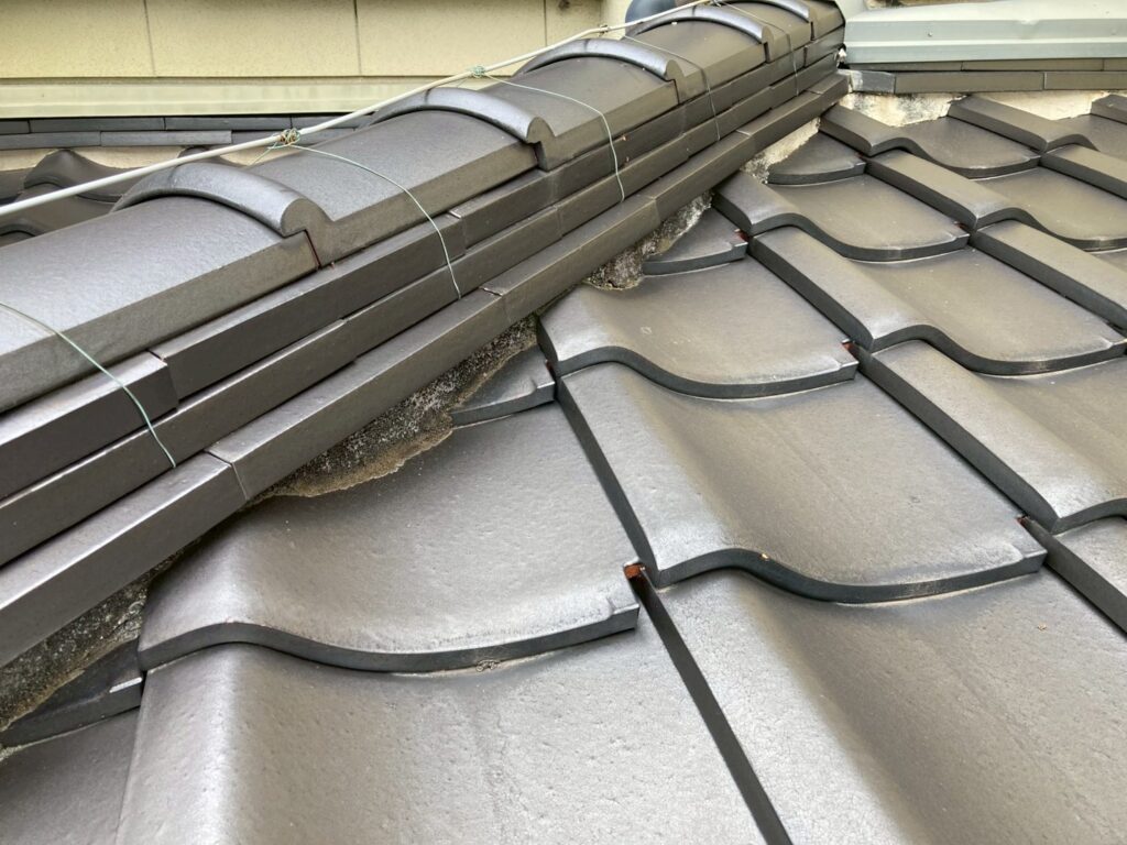 下屋根の棟様子です。
漆喰が劣化してコケが生えています。