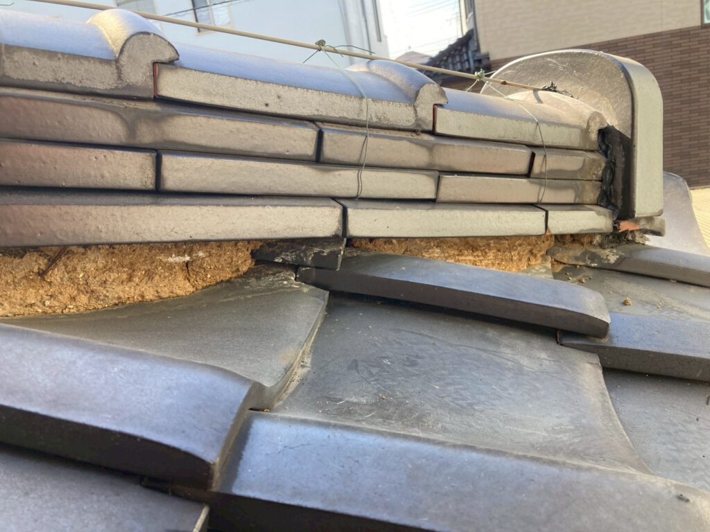 下屋根の漆喰工事開始です。
既存漆喰を剥がし土を調整しました。