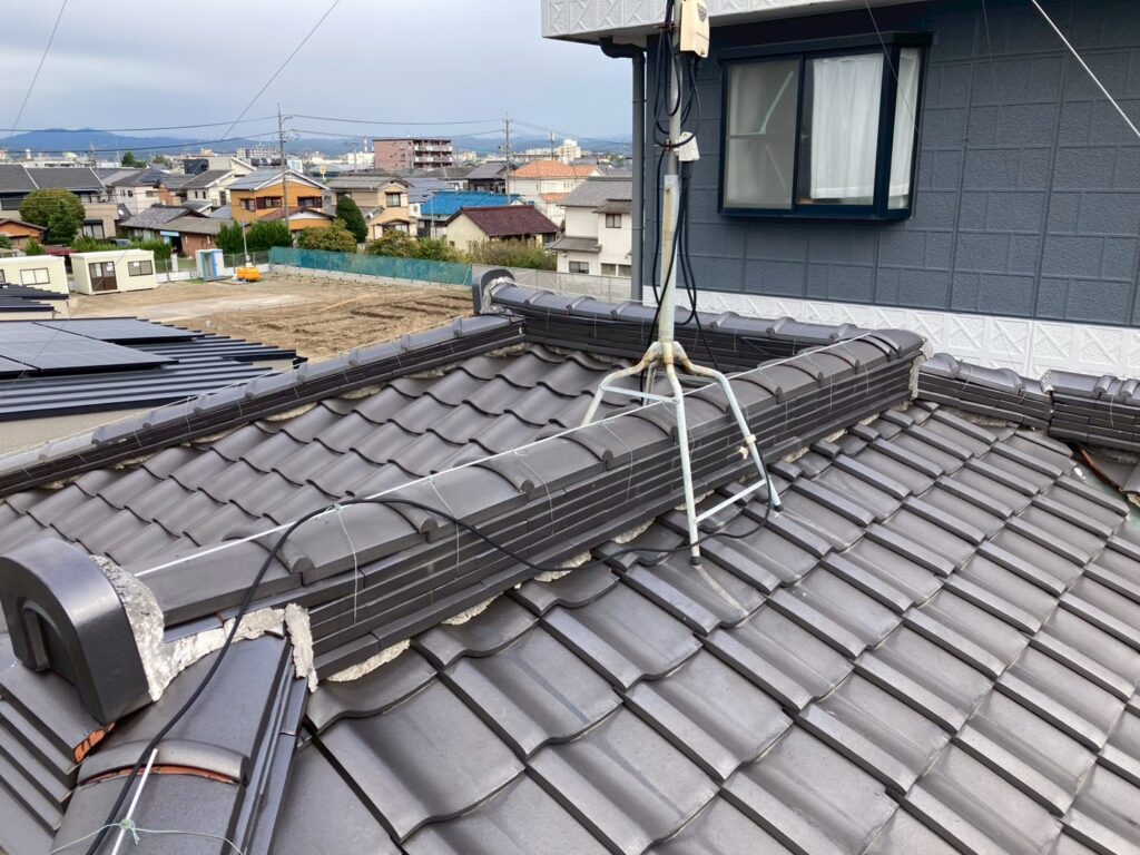 大屋根の地震での屋根被害は棟が倒れてしまう事が多くあります。