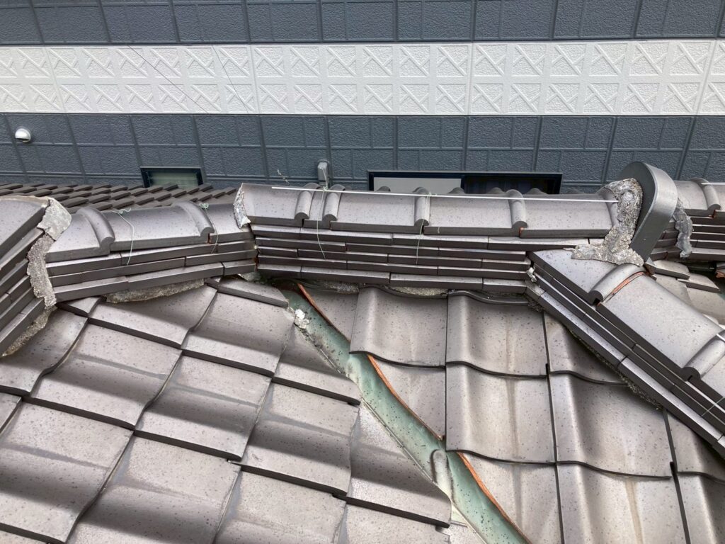 棟が高く施工してあり、地震時の揺れで棟が倒れてしまう可能性があります。