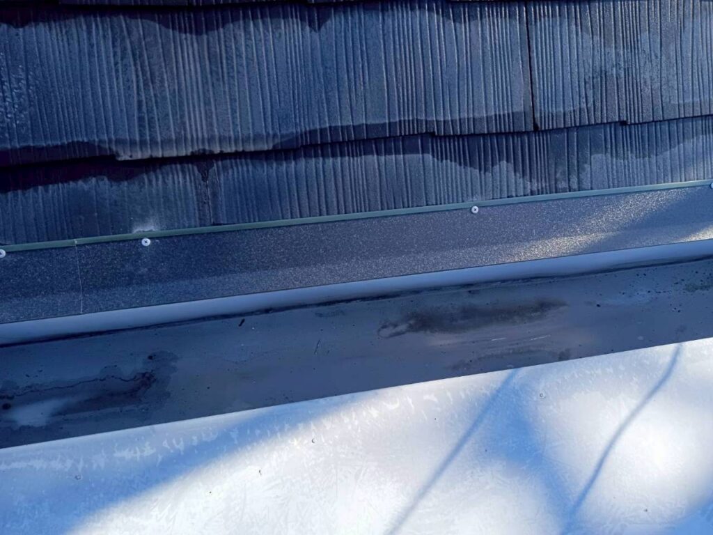 カバー材の板金を引掛ける為の軒先スターターを取付ました。