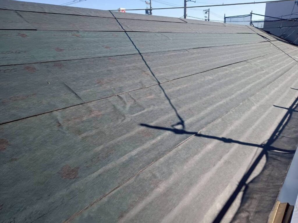 既存屋根材の上に防水片面粘着ルーフィングを貼りました。
この時点で雨漏りの心配はありません。