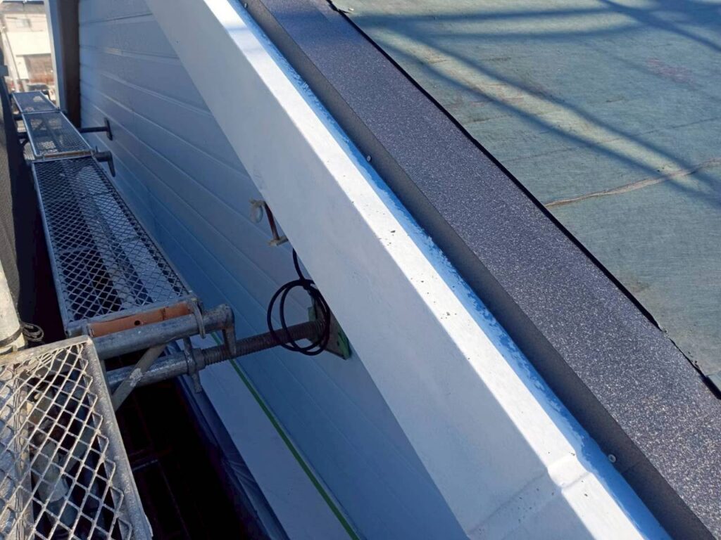 ケラバ板金を取付ました。