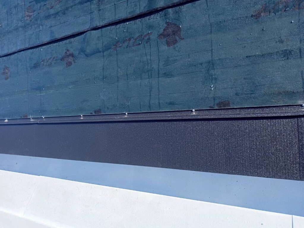 板金本体は専用ビスにて固定をしています。