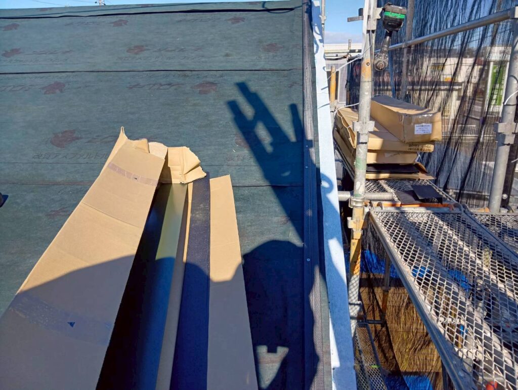 ケラバ板金を取り付ける為の下地を取付ました。腐らない樹脂製の部材を使用しています。