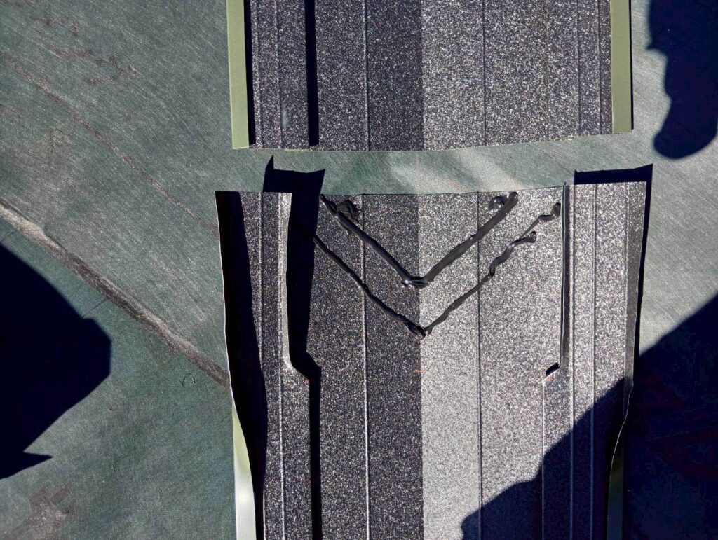 谷板金を取付中です。
重なり部は雨水が浸入しないように二重コーキングをして防水施工をしています。