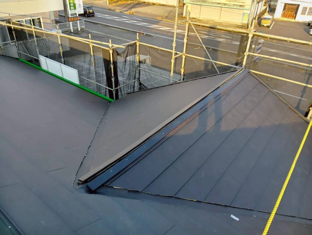 棟包み板金を固定する為の下地を取付ました。腐らない樹脂製の下地を使用しています。