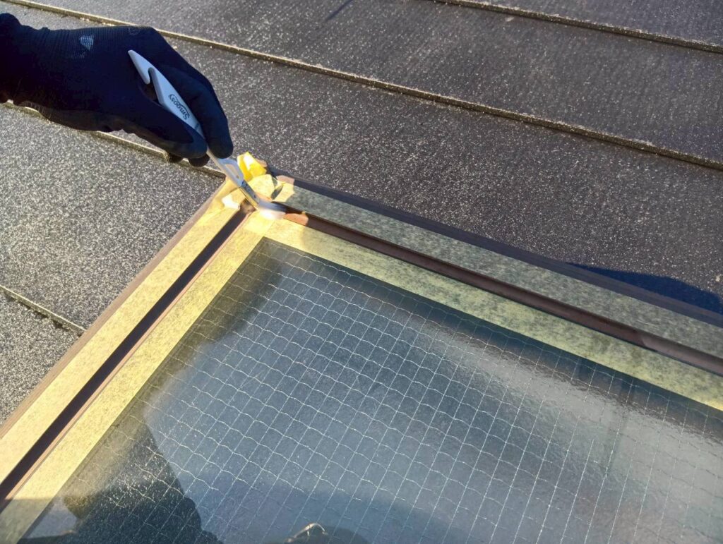 天窓廻りは4重防水施工を行い、ガラス部はコーキング増し打ちを行いました。コーキングの密着を良くする為にプライマー材を塗布中です。