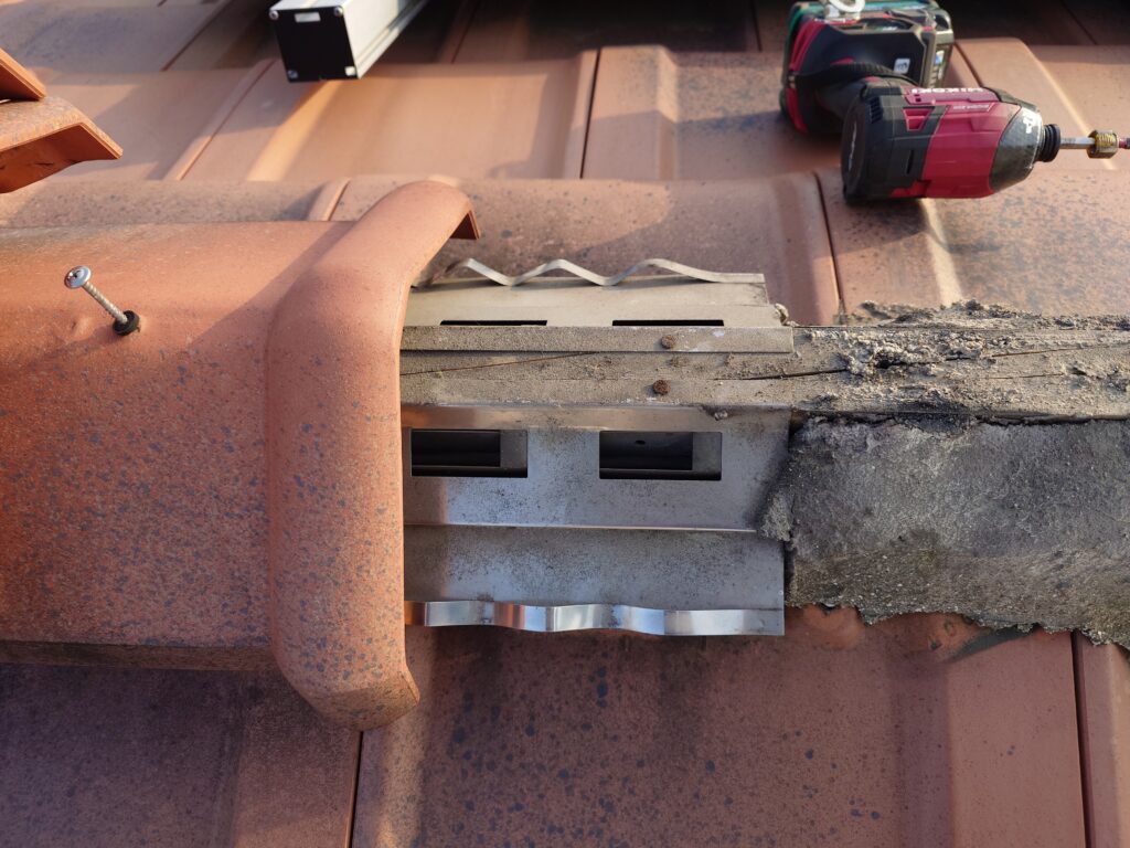 棟と換気部材取り合い部の様子です。