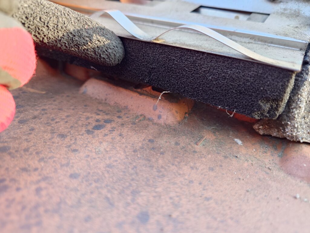 棟換気の防水シーラーが劣化して、触るとバラバラになってしまいます。
雨水侵入の恐れがあります。