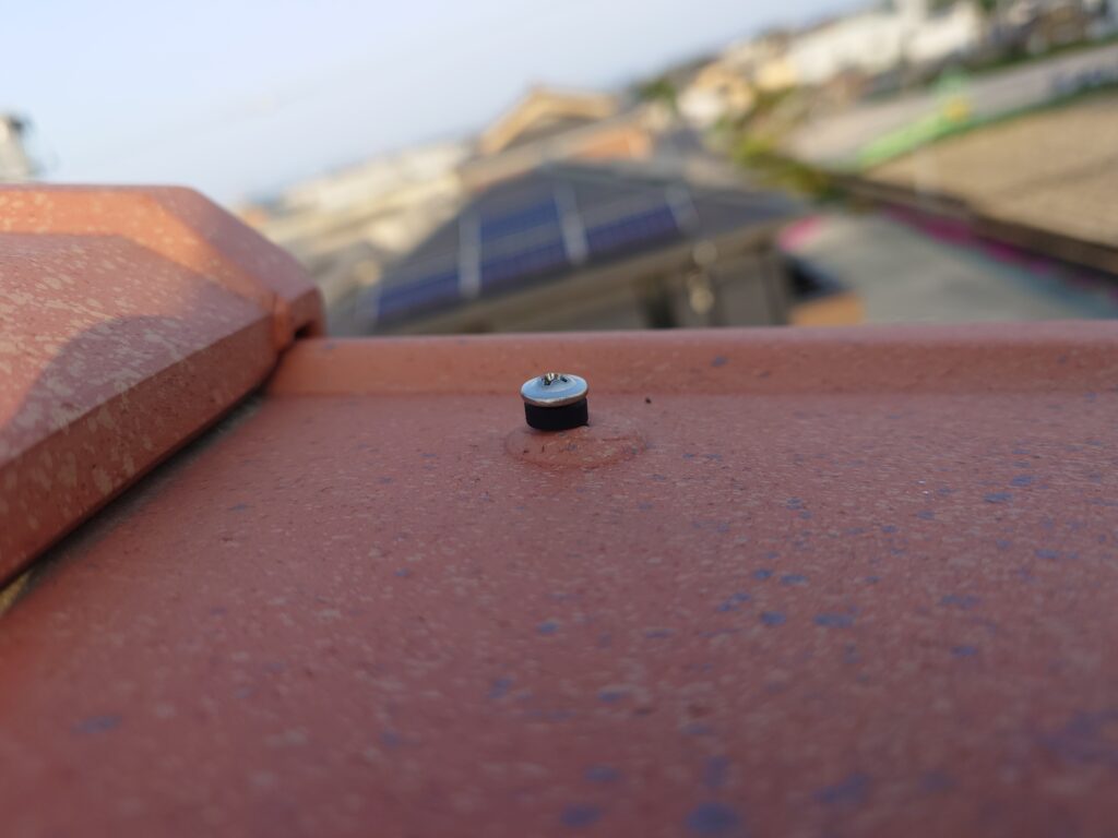 ケラバ瓦を留め付けているビスが少し浮いてきていました。