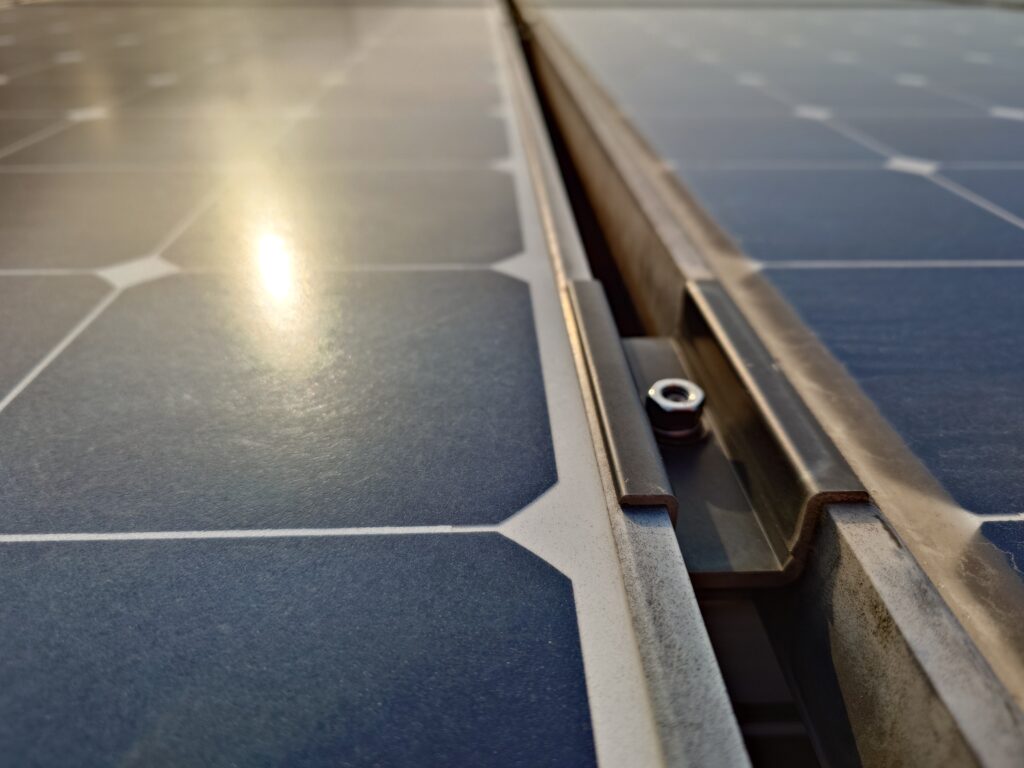 太陽光パネルを固定している金具のナットが緩んでいました。
パネル飛散の恐れがあります。