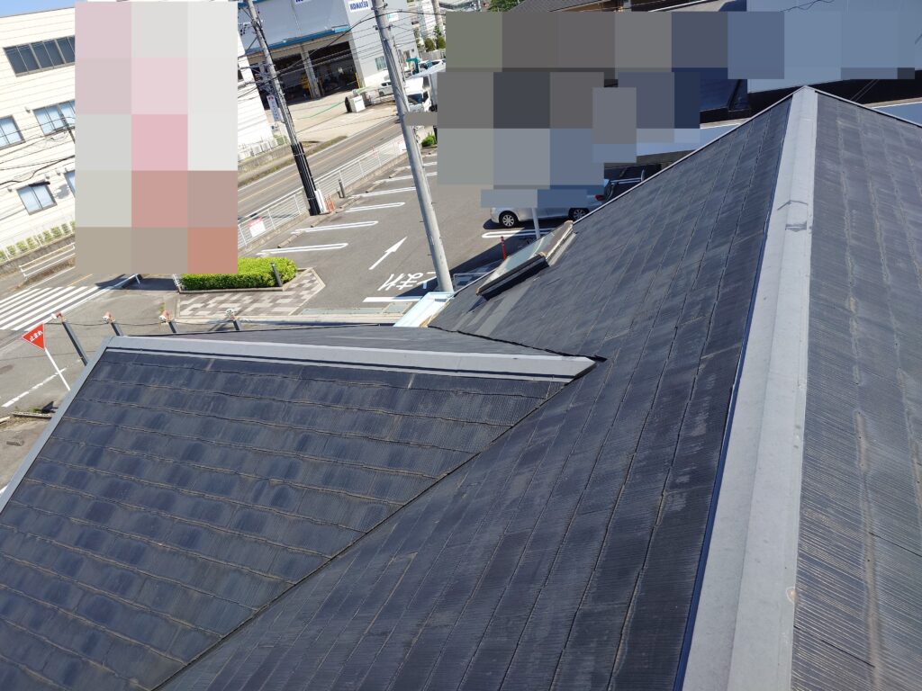 屋根材(カラーベスト)がひび割れている箇所がありました。