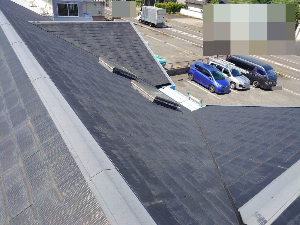 天窓が3箇所あります。いずれも以前に補修をした形跡があり、その際の防水テープが劣化して剥がれていました。