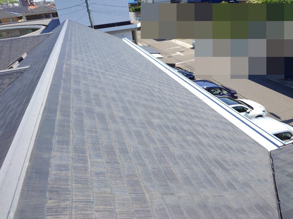 屋根材(カラーベスト)が色褪せています。