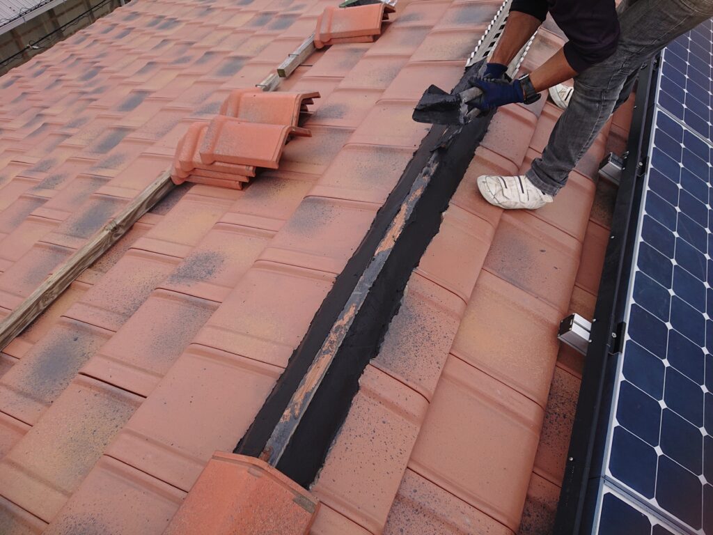 棟漆喰(なんばん漆喰)を新しく施工しています。