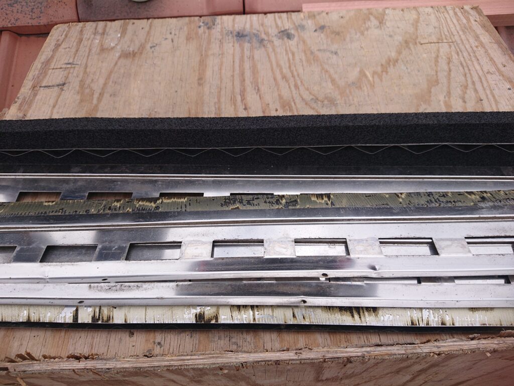 棟換気部材の防水シーラーを新しい部材へ交換を行いました。