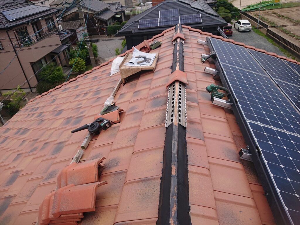 棟漆喰と棟換気の防水が完了した為、棟瓦を戻していきます。