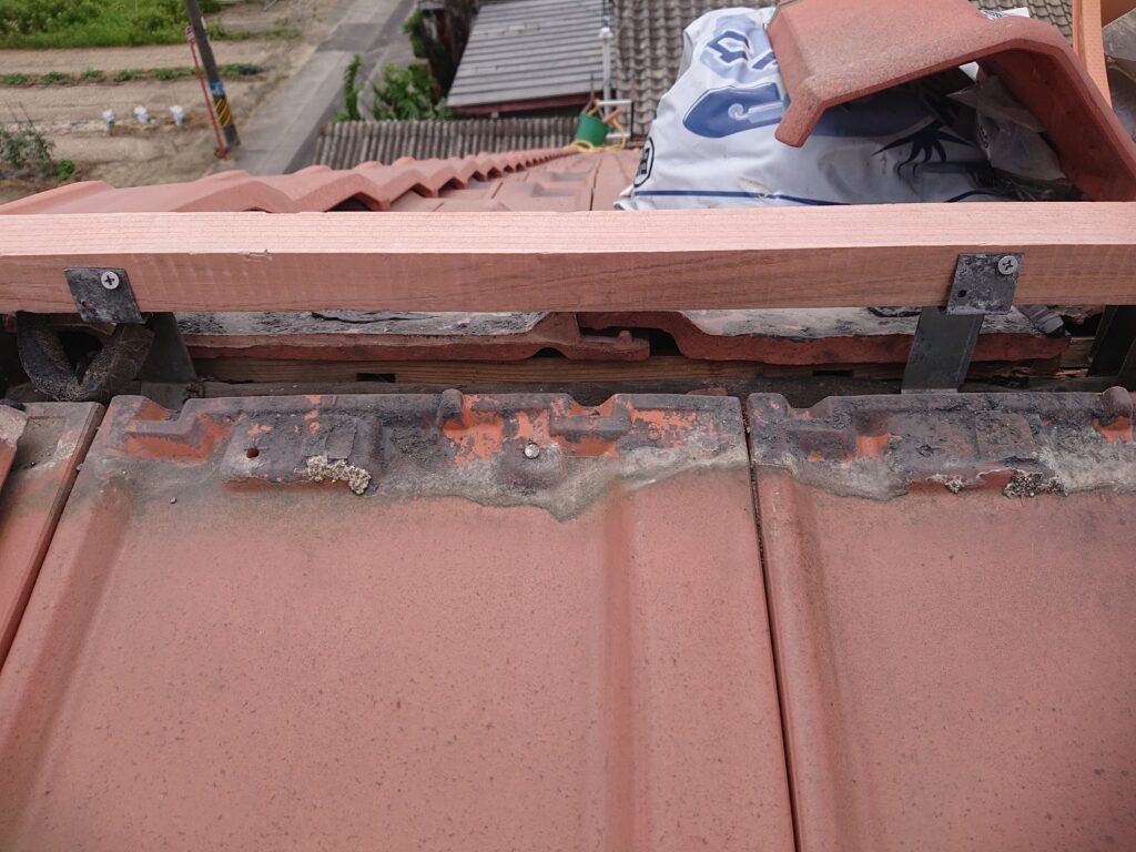 棟下地をステンレスビスにて固定を行いました。