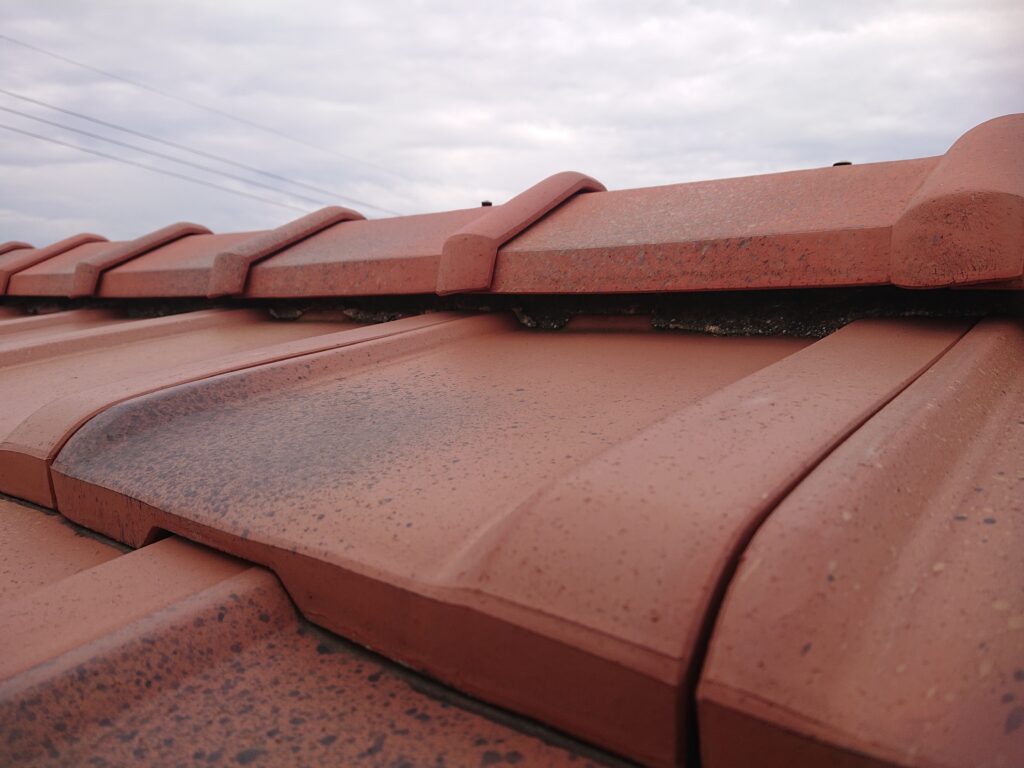 施工前の棟漆喰の様子です。
劣化して痩せてしまっています。