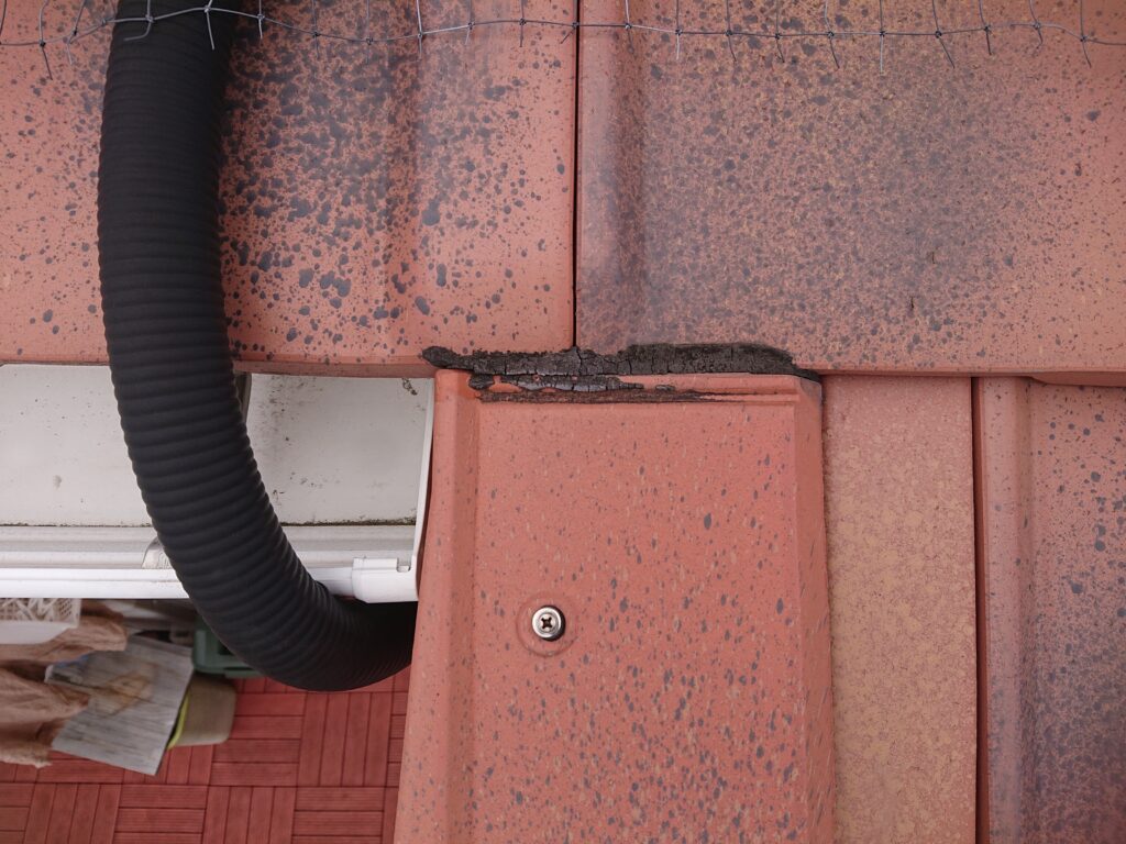 桟瓦とケラバ瓦の取合い部の防水コーキングが劣化して痩せてきていました。
雨漏りの恐れがあります。