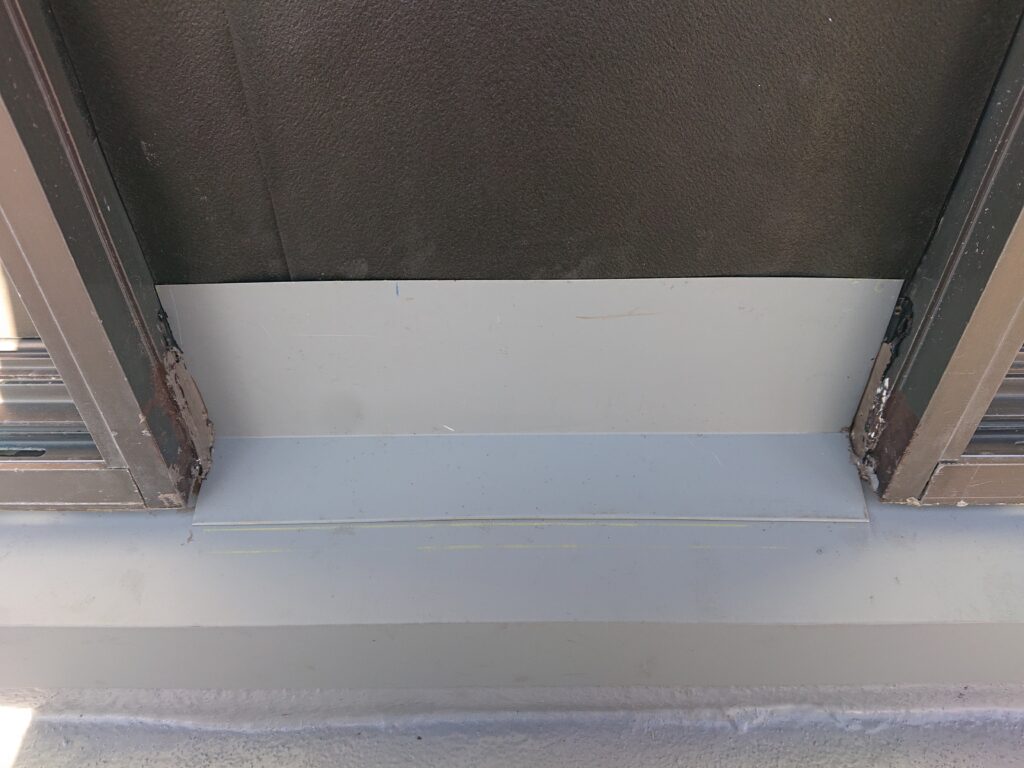 水切板金の取付完了しました。これでベランダ防水とサッシ下の隙間に雨水が浸入することは無くなりました。
