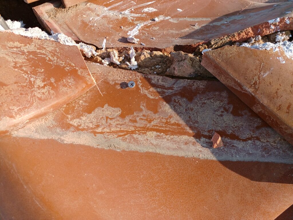 棟下の桟瓦をビスにて固定をしました。