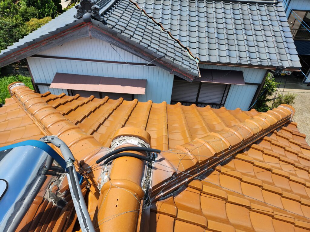 太陽熱温水器を固定している線が屋根瓦へ当たっている為、屋根への負担がかかってしまっています。
