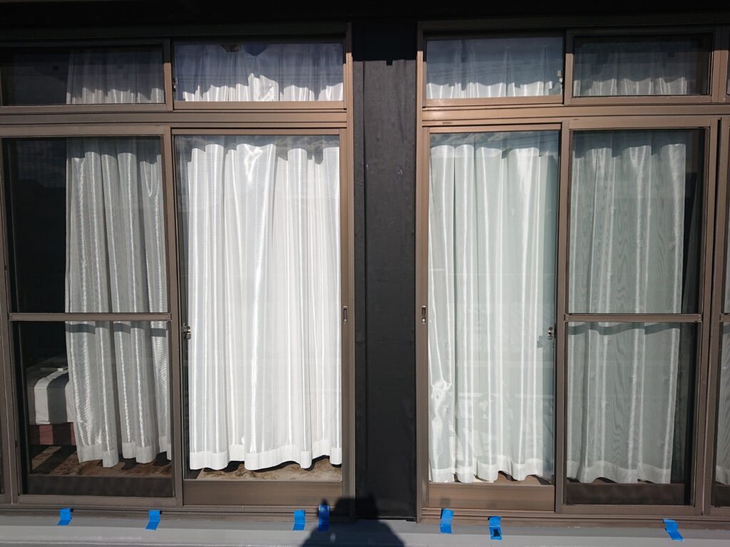 サッシとサッシの間の雨仕舞施工が完了しました。