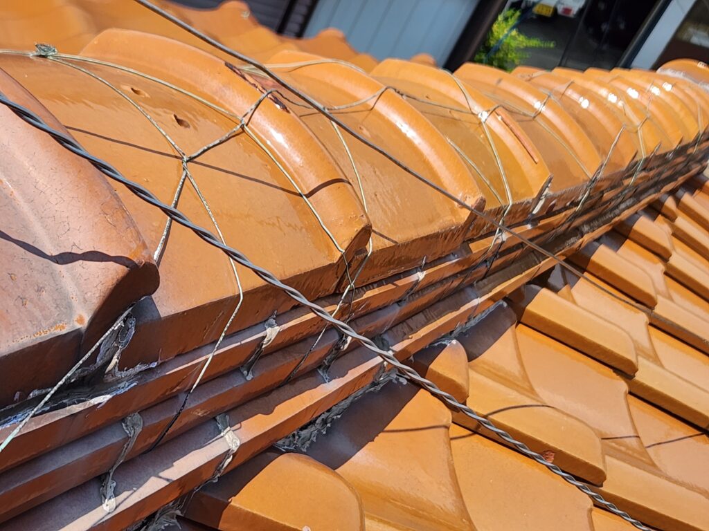 瓦の所々に必要以上にコーキング補修がされており、万が一雨水が浸入した場合の出口が無い状態です。
雨漏りを悪化させてしまいます。