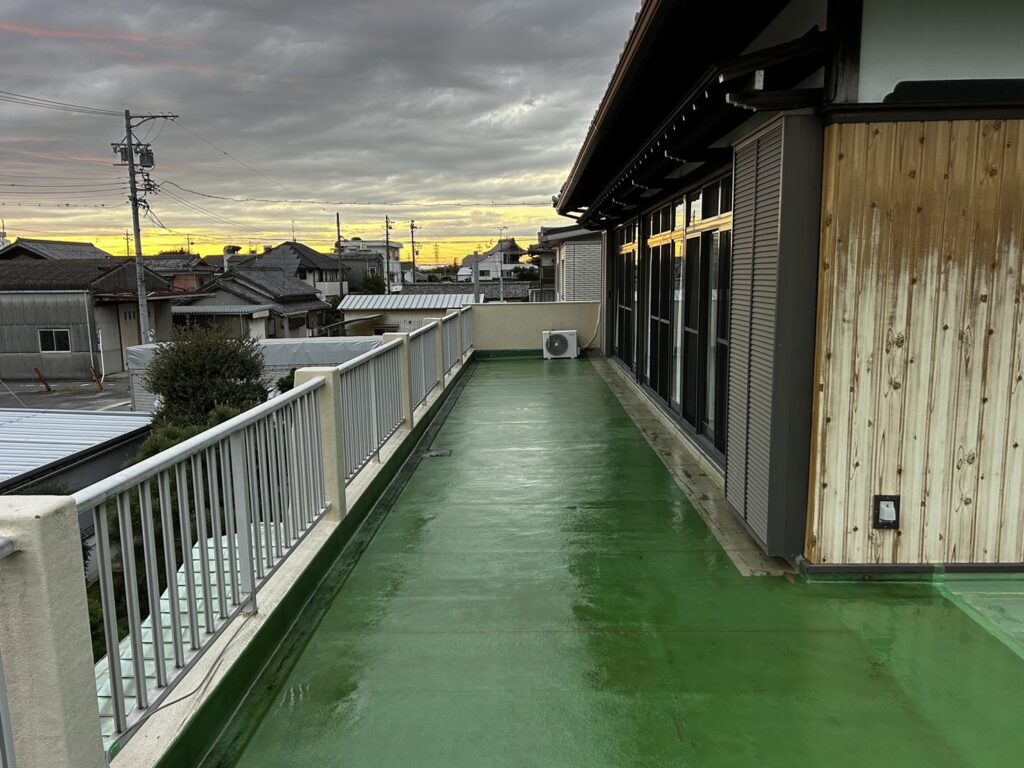 防水樹脂塗りを行い、防水層が完了しました。