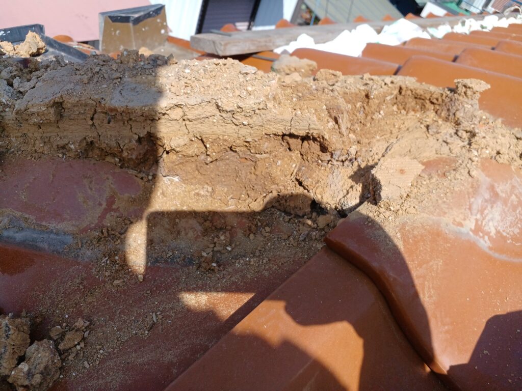 既設棟を解体中です。
棟の土が湿っていました。
雨水が浸入している形跡です。