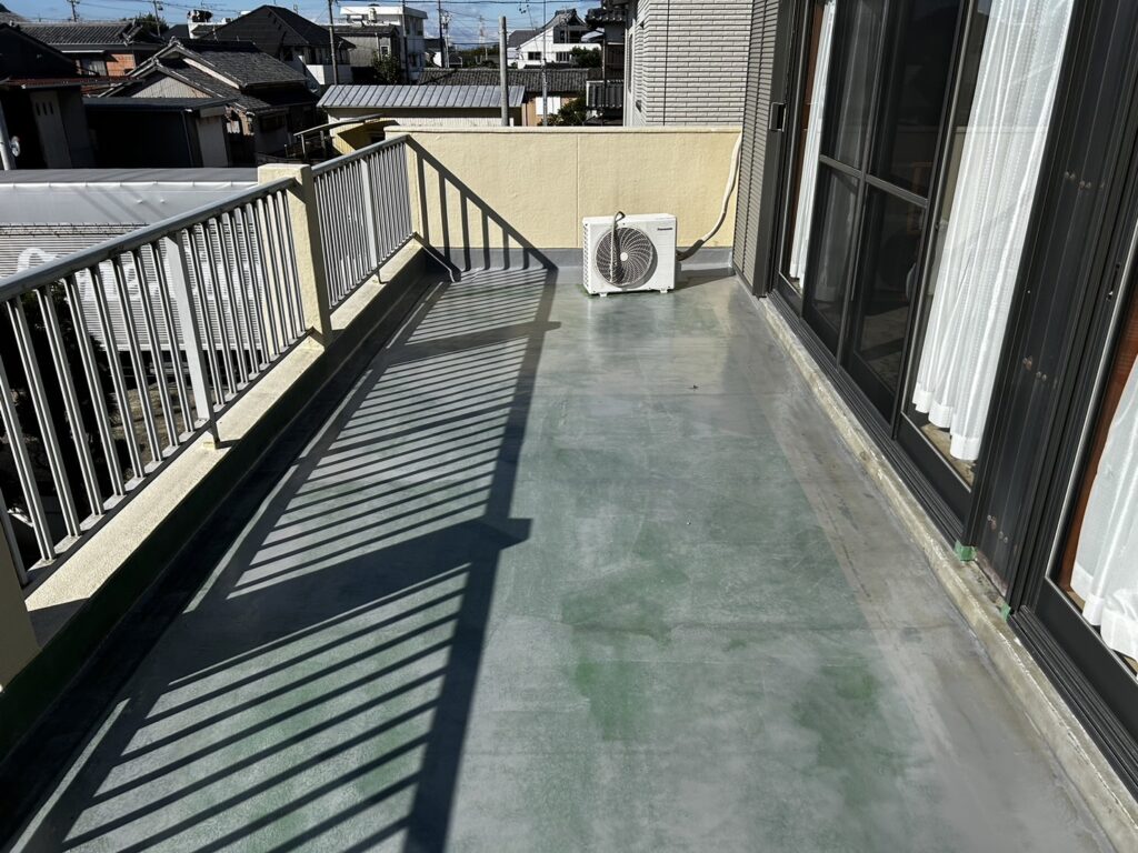 防水層の上に塗装を行っていきます。
中塗りが完了しました。
最後に上塗りを行いベランダ防水工事は完了です。