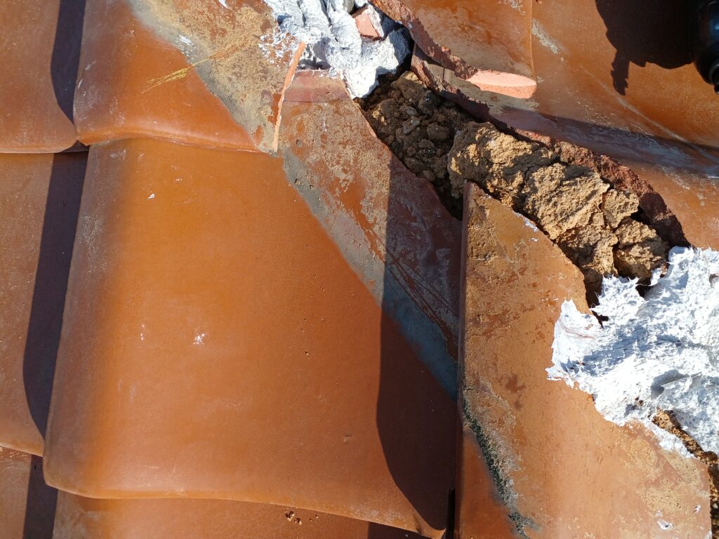 棟下の桟瓦は一部分をカットする事によって、桟瓦からの雨水侵入を防ぎます。