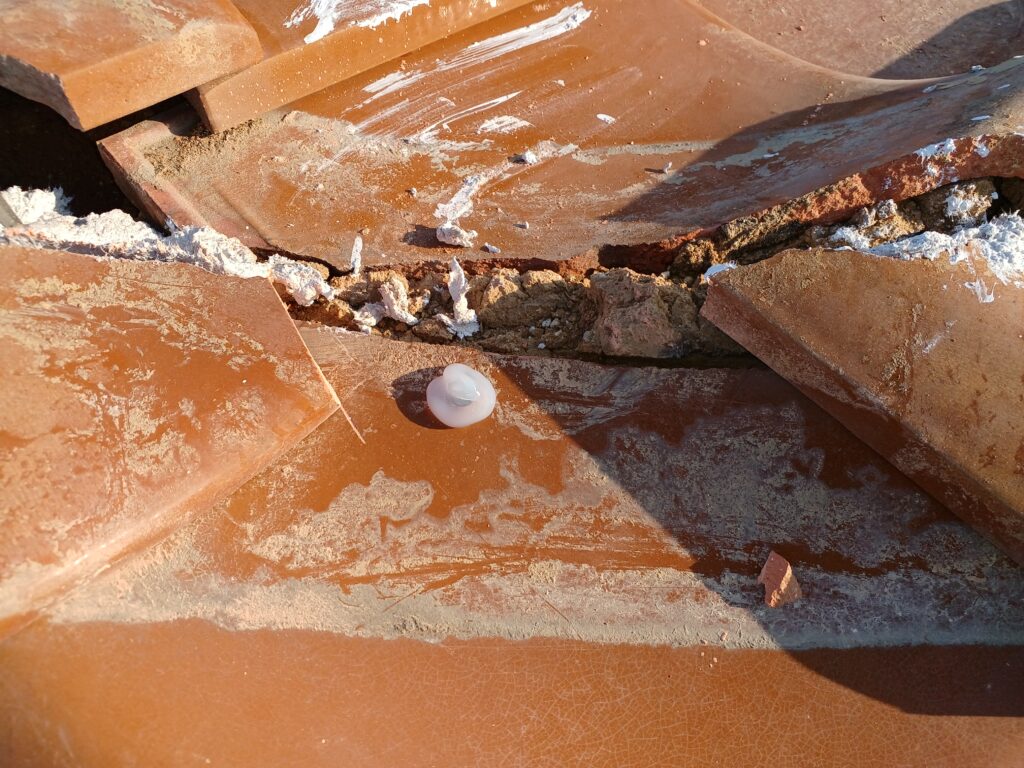 ビス頭から雨水侵入の恐れがある為、コーキングにて防水を行いました。