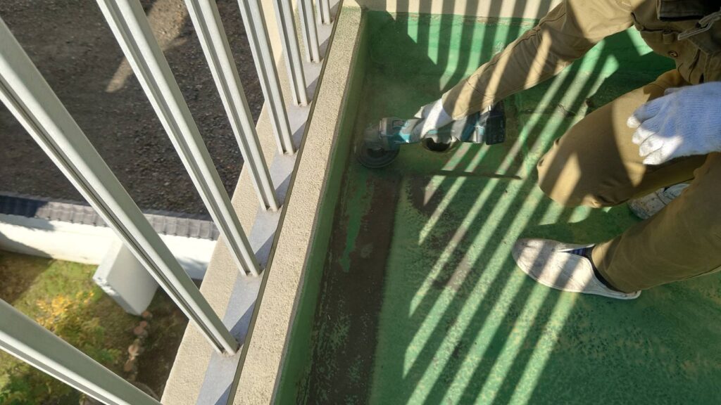 既設防水を研磨し下地処理を行っています。