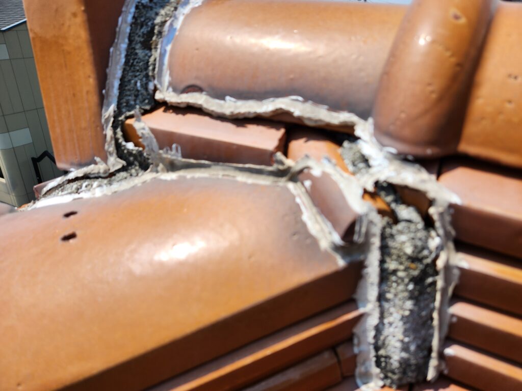 漆喰とコーキングが劣化しています。