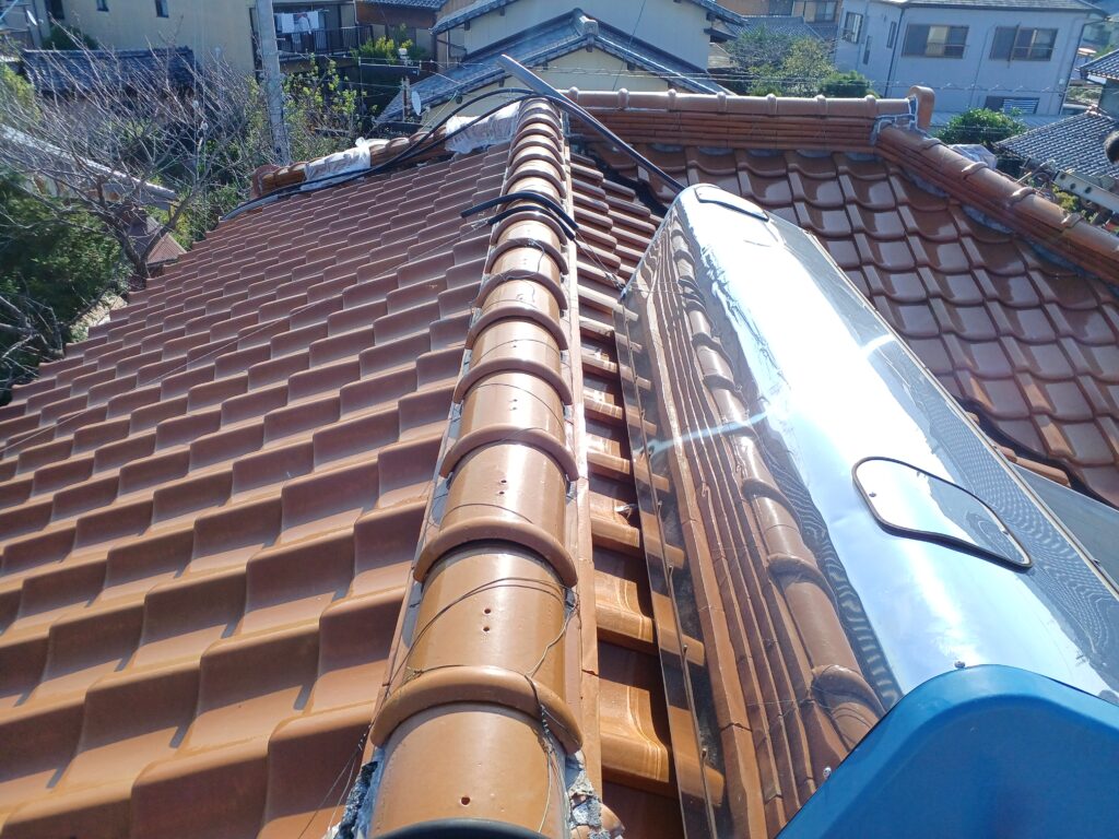 棟瓦はのし瓦が数段積んであり、屋根の重量が重くなっています。