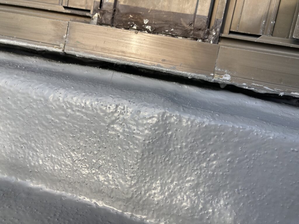 サッシ下の水切板金が無く、雨水が浸入する恐れがありました。
