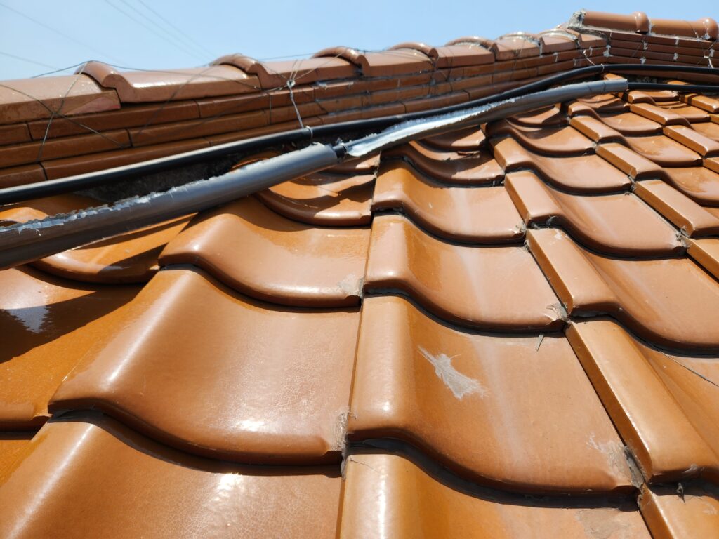 太陽熱温水器の配管保温材が劣化しています。