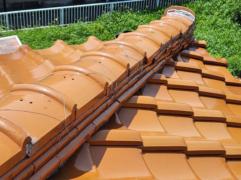 棟瓦がガタガタになって波を打っています。