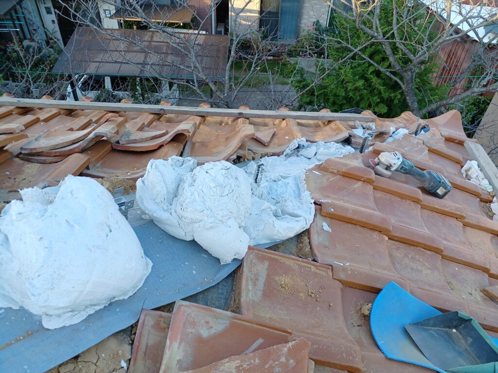 新規の棟工事開始。
ステンレス棟金具を建物躯体へ固定をし、棟強度を上げています。
棟は土を使用せずに、耐久性・防水性が高いなんばん漆喰を使用しています。